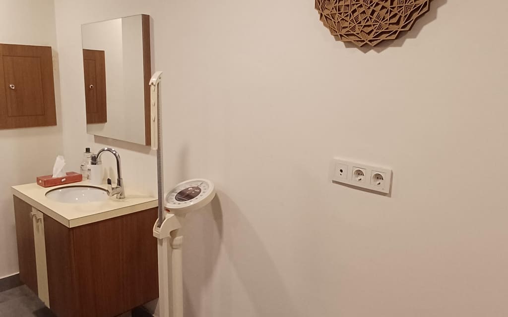Muayene odasındaki lavabo ve boy-kilo ölçer