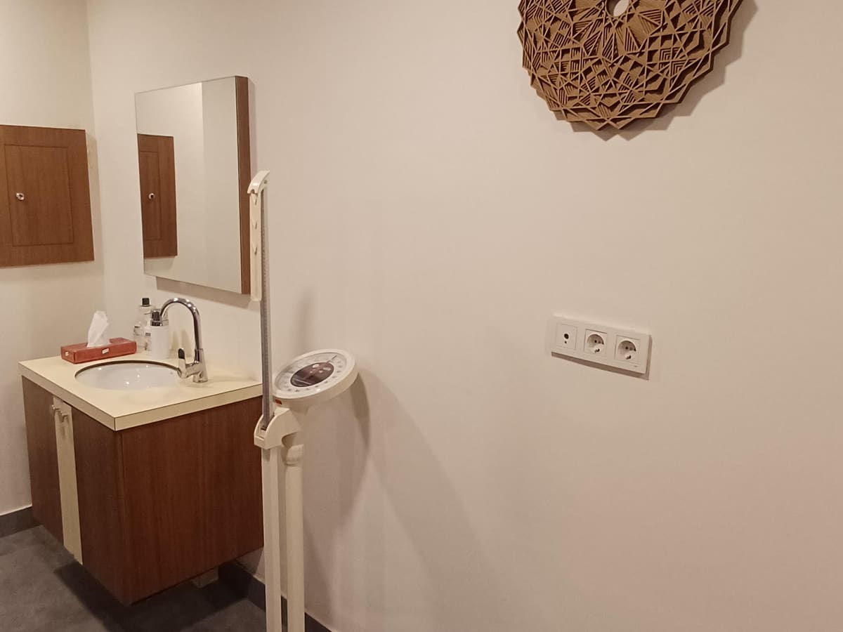 Muayene odasındaki lavabo ve boy-kilo ölçer