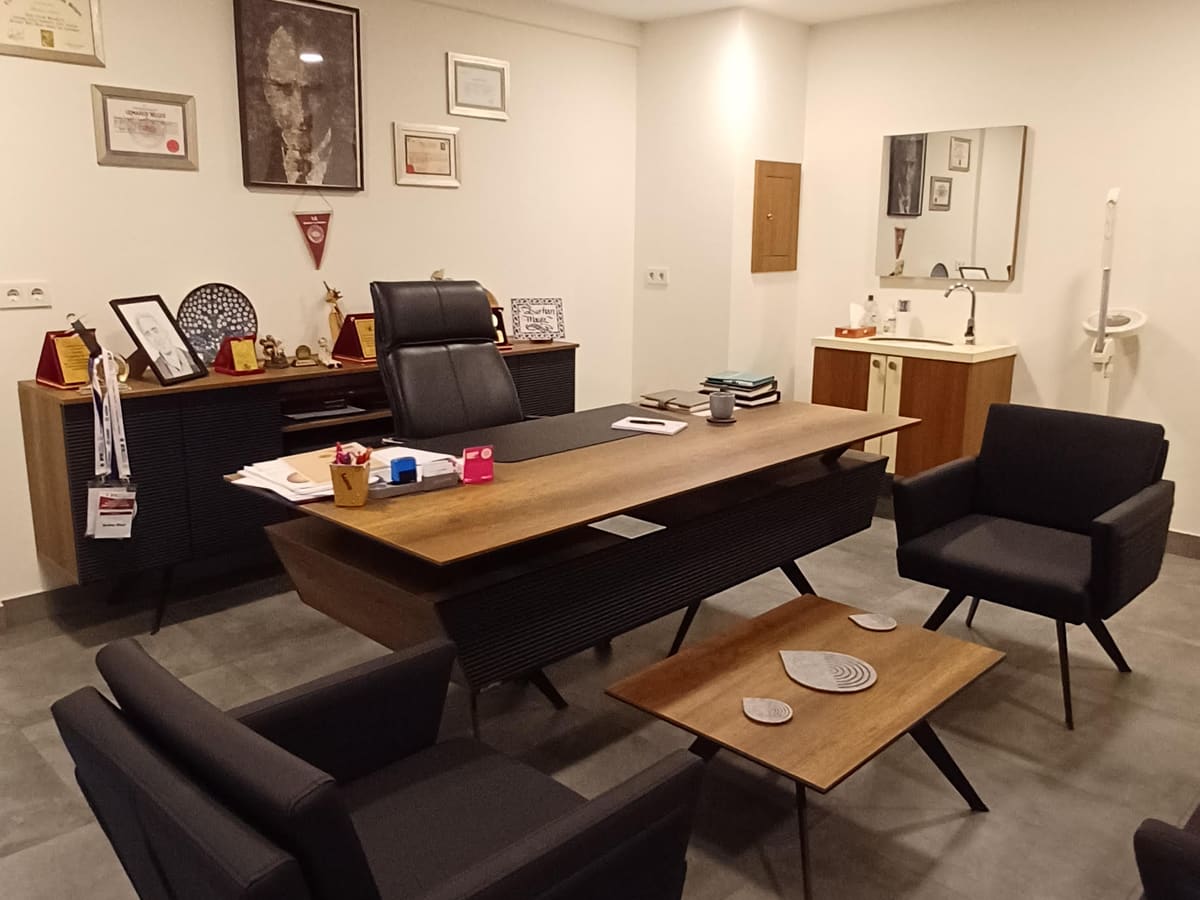 Görüşme odası: çalışma masası, koltuklar ve muayene lavabosu
