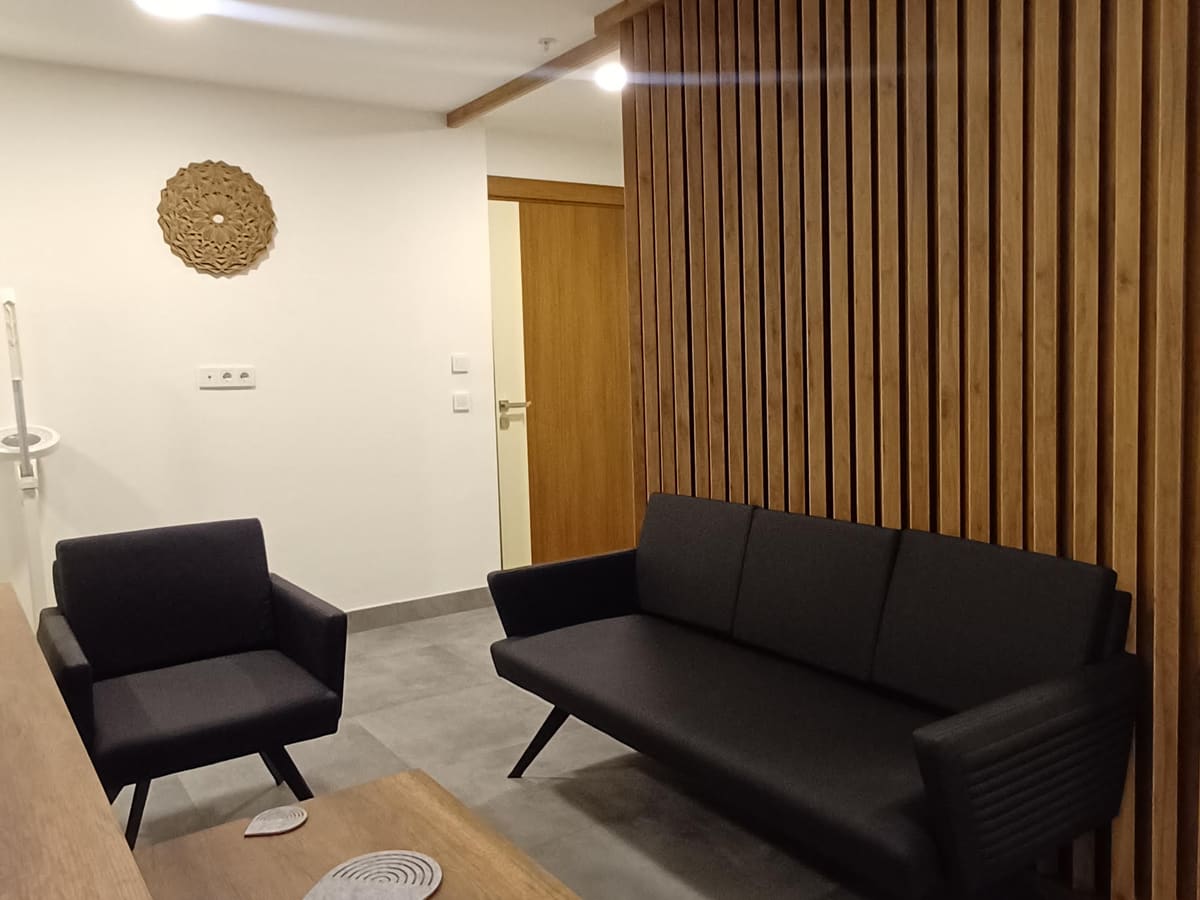 Görüşme odasının oturma alanı ve ahşap panel duvar