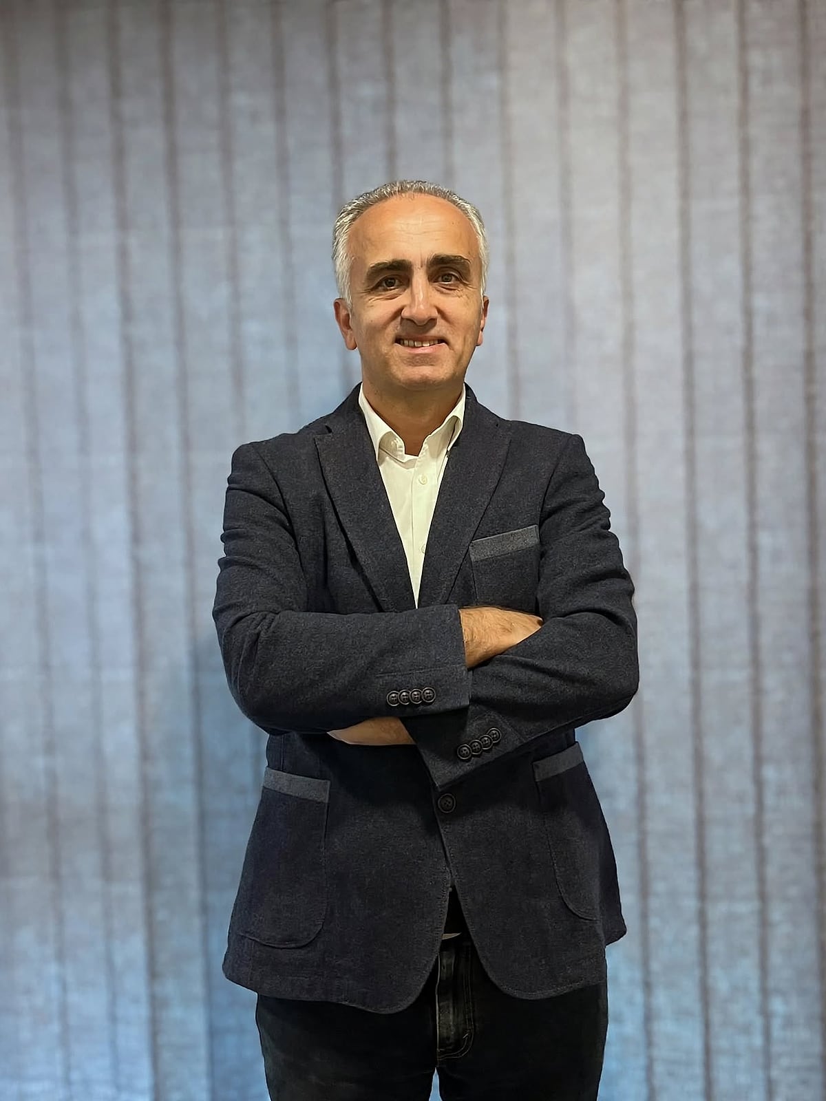 Prof. Dr. Burhan Mayir, Antalya'daki muayenehanesinde