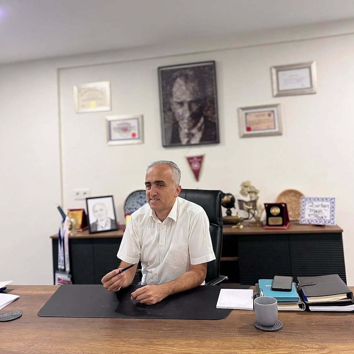 Prof. Dr. Burhan Mayir, muayenehanesindeki çalışma masasında