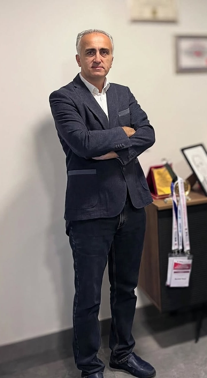 Prof. Dr. Burhan Mayir, muayenehanesinde ayakta